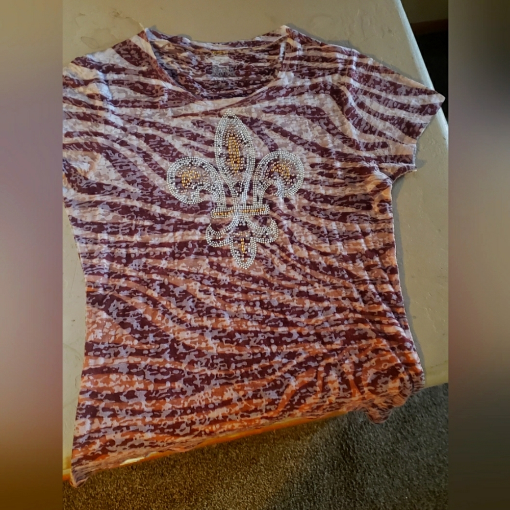 Brown and white Rock tee with fleur de leis beaded pattern